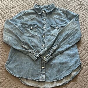 🩵 Universal Thread Chambray Shirt